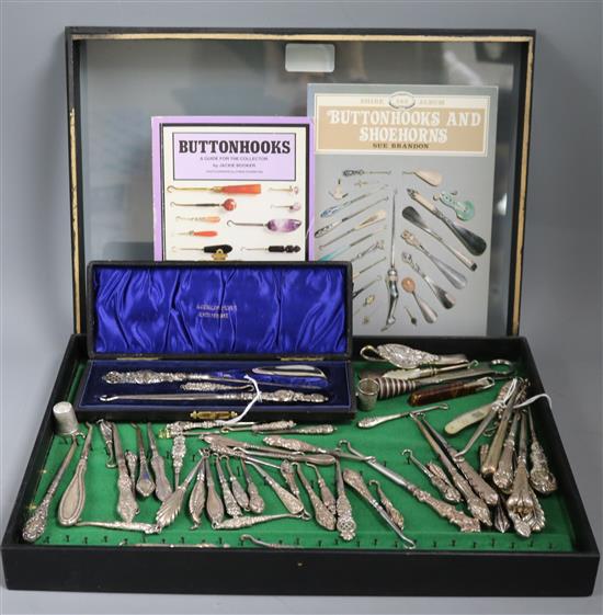 A cased silver-mounted shoehorn and buttonhook set, a collection of buttonhooks and sundries,